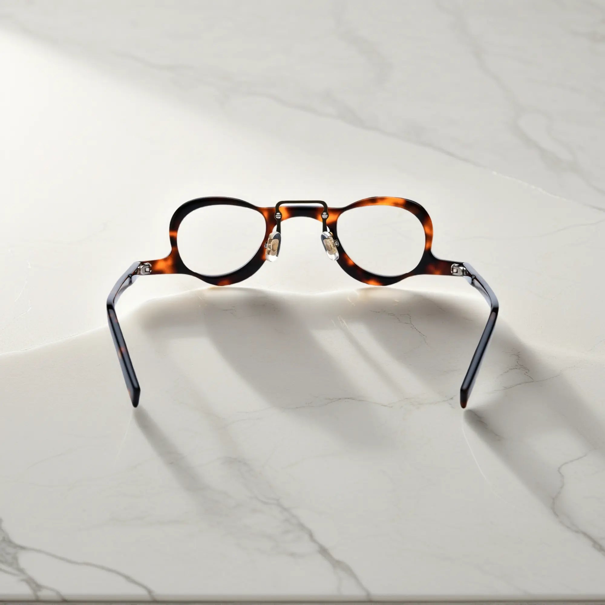 Back profile of VoyueLens tortoise glasses with polished acetate finish, silicone nose pads,and durable standard metal hinges.
